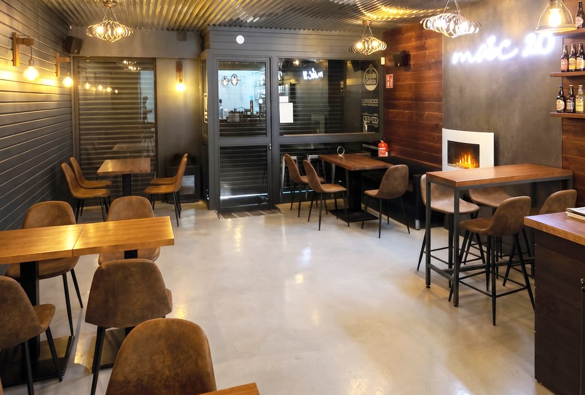 Mesas y barra de Cafetería mac, bar donde tomar algo en Ferrol