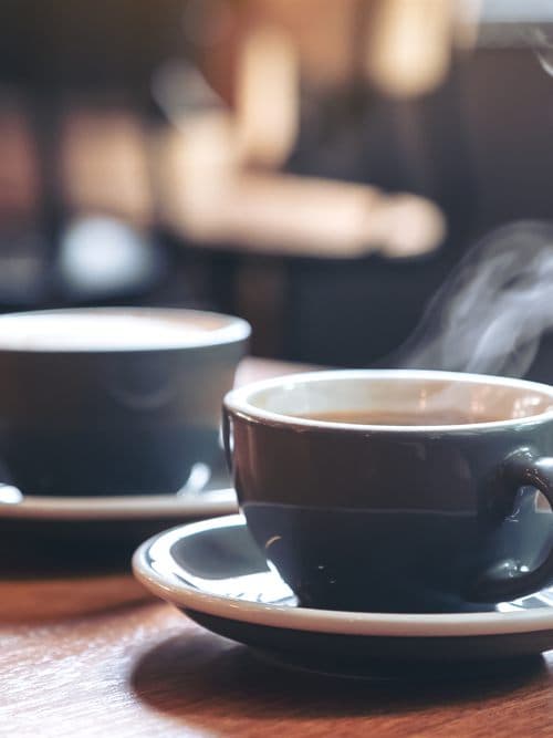 Dos tazas de café recién servidas en Cafetería mac, cafetería en Ferrol