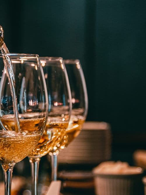 Copas de vino servidas en Cafetería mac, cafetería en Ferrol