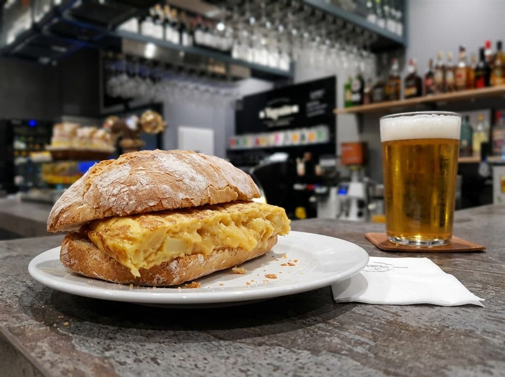 Bocadillo de tortilla recién preparado en nuestra bocatería en Ferrol