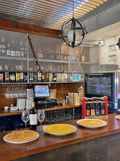 Barra de Cafetería mac con tortillas y vinos, tapería en Ferrol